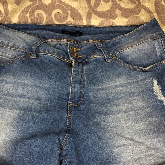 SHORTS - Picture 2 of 6